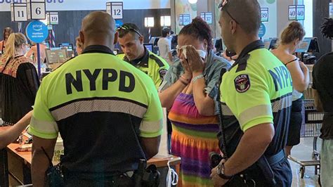 ultra cute shoplifting crime girl while having with officer|NYPD officers shoplifting: Instead of arresting a woman accused。